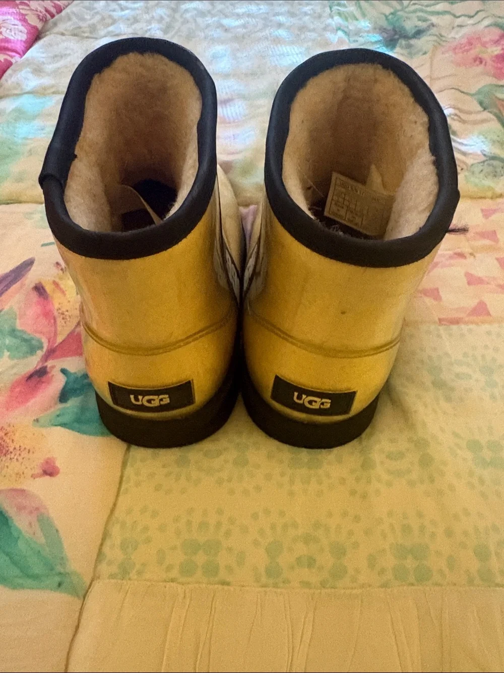 UGG Kids Yellow Sheepskin-Lined Short Boots Size 3.